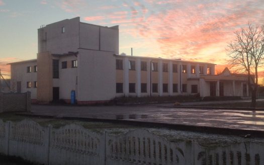 Продается здание под производство, склад и офис. Рядом находится горнолыжный центр «Силичи»