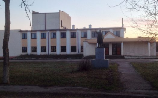 Продается здание под производство, склад и офис. Рядом находится горнолыжный центр «Силичи»