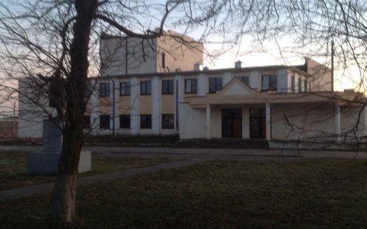 Продается здание под производство, склад и офис. Рядом находится горнолыжный центр «Силичи»